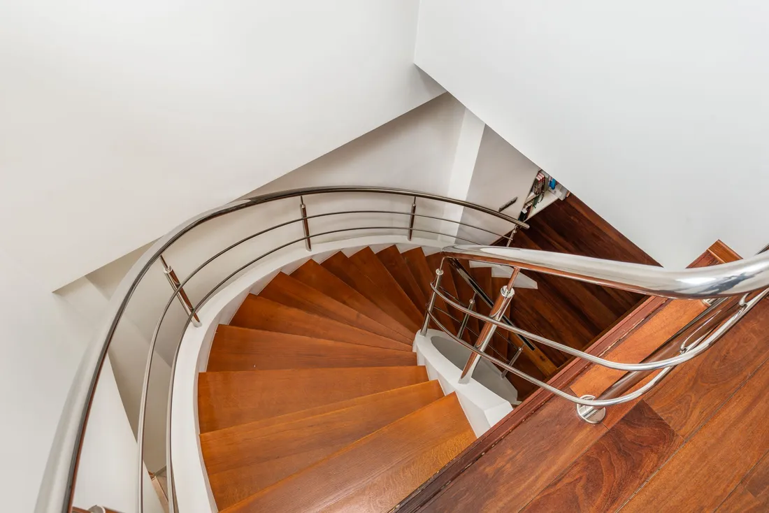 Escalier tournant en bois et main courante en inox vu d'en haut (Razès, Haute-Vienne)