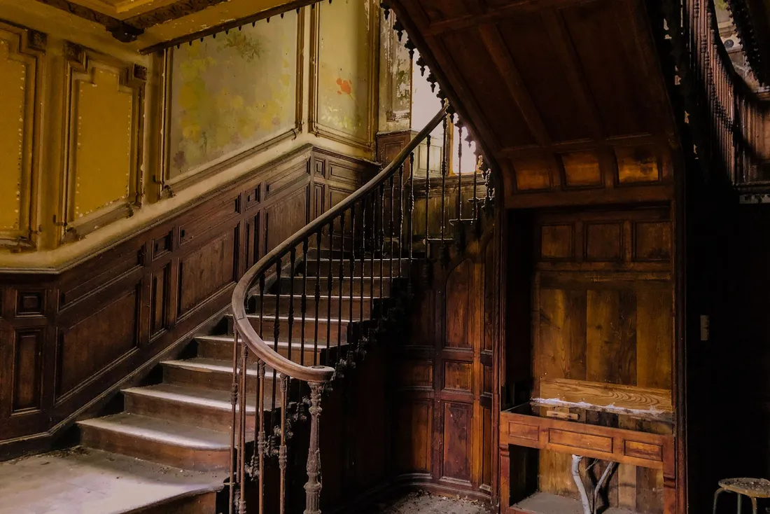 Escalier ancien en bois à balustres dans une maison de caractère (Gonfaron, Var)
