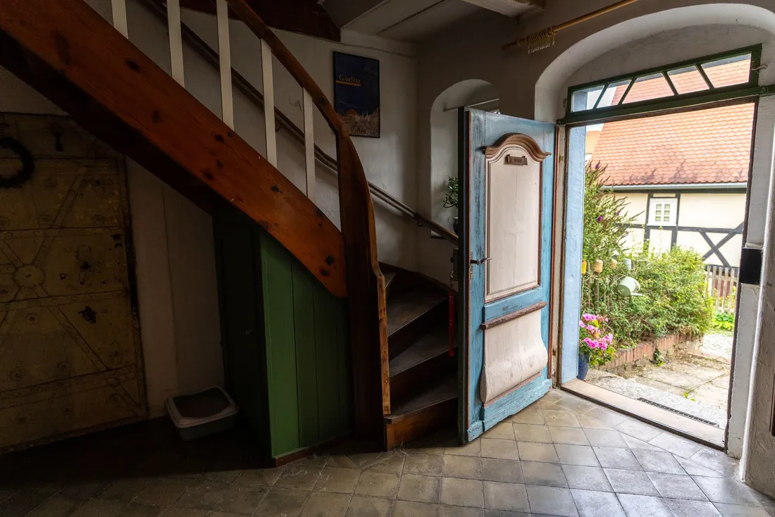 Entrée de maison avec escalier en bois et porte ouverte sur le jardin (Saint-Pathus, Seine-et-Marne)