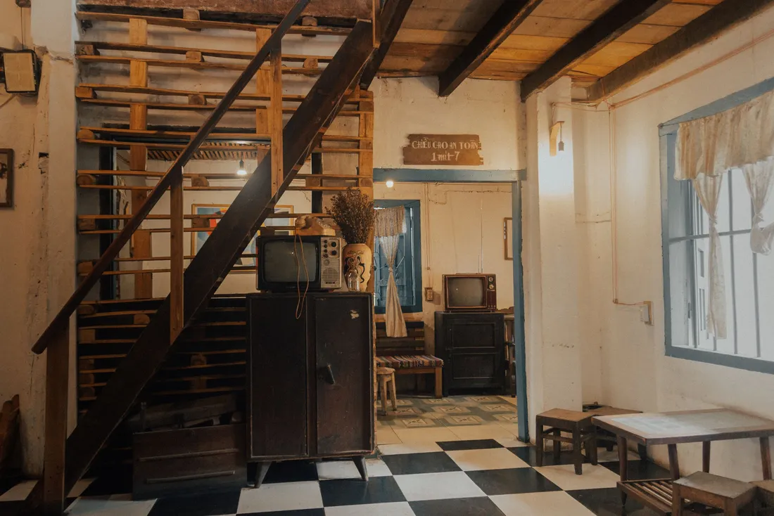 Séjour rustique au sol en damier avec escalier en bois (Restinclières, Hérault)