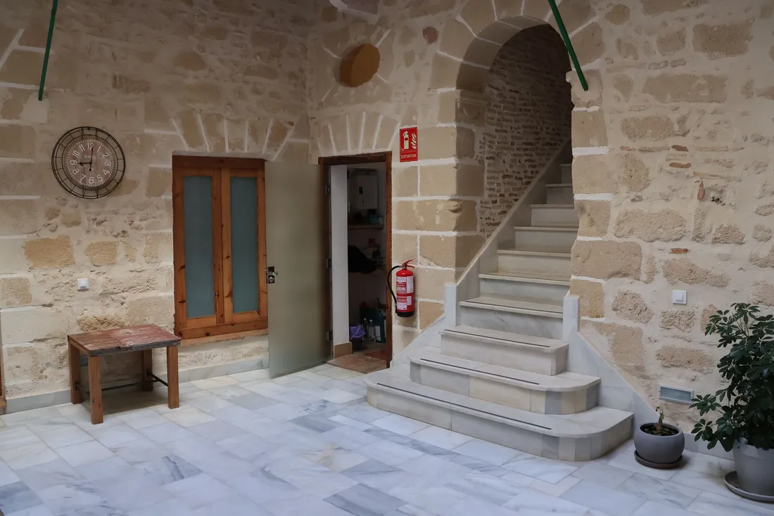 Escalier intérieur en pierre dans une maison aux murs de pierre de taille (Pezens, Aude)