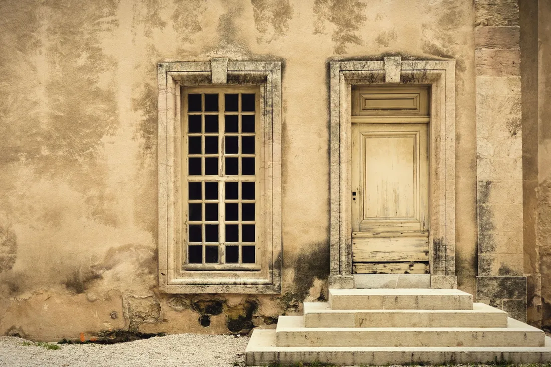 Façade ancienne en pierre blonde avec un perron de quelques marches (Saint-Vaury, Creuse)