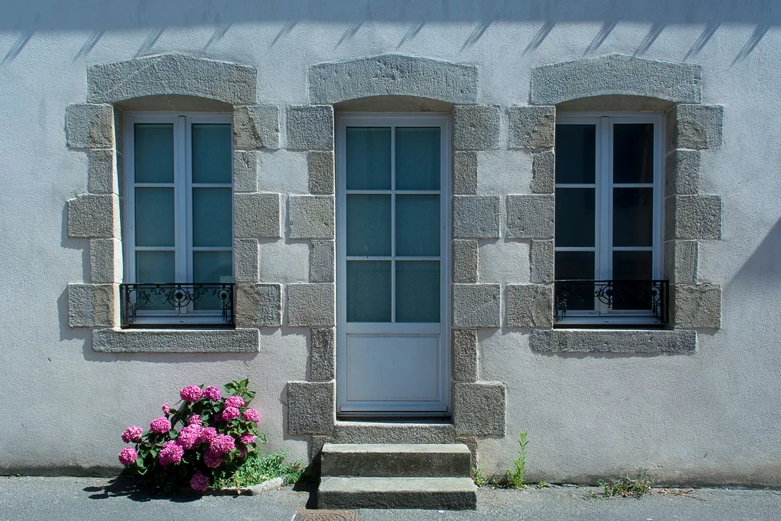 Maison en granit aux volets gris-bleu, perron de deux marches et hortensias (Thumeries, Nord)