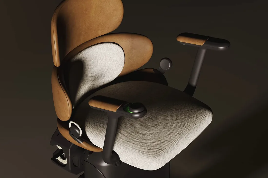 Fauteuil de monte-escalier à assise en tissu clair, dossier et accoudoirs gainés de cuir, manette sur l'accoudoir (Montigny-lès-Metz, Moselle)